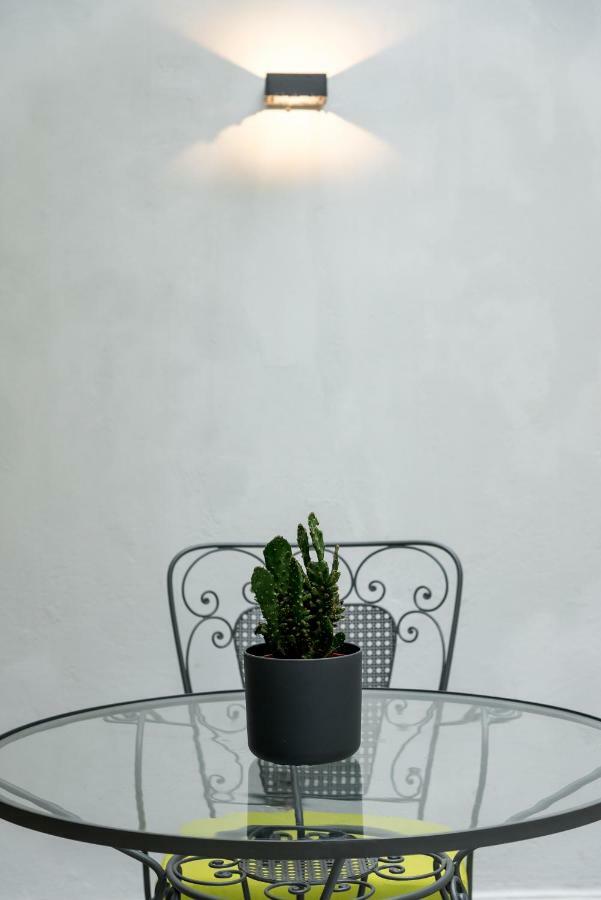 Central Cozy Studio With A Secret Garden Athen Exterior foto